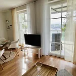 Lage Mit Warnowblick - Grosser Balkon, Zwei Schlafzimmer, Aufzug, Stellplatz Apartamento