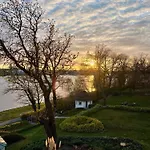 Lage Mit Warnowblick - Grosser Balkon, Zwei Schlafzimmer, Aufzug, Stellplatz Apartamento Rostock