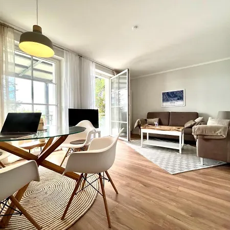 Lage Mit Warnowblick - Grosser Balkon, Zwei Schlafzimmer, Aufzug, Stellplatz *