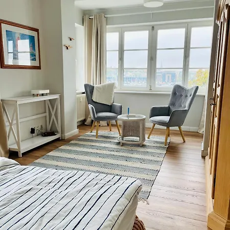 شقة Lage Mit Warnowblick - Grosser Balkon, Zwei Schlafzimmer, Aufzug, Stellplatz روستوك