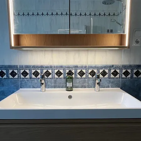 شقة Lage Mit Warnowblick - Grosser Balkon, Zwei Schlafzimmer, Aufzug, Stellplatz روستوك