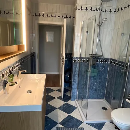 Lage Mit Warnowblick - Grosser Balkon, Zwei Schlafzimmer, Aufzug, Stellplatz شقة