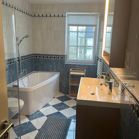 Lage Mit Warnowblick - Grosser Balkon, Zwei Schlafzimmer, Aufzug, Stellplatz شقة *