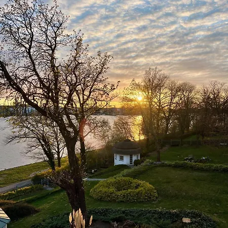 Lage Mit Warnowblick - Grosser Balkon, Zwei Schlafzimmer, Aufzug, Stellplatz Апартаменты Росток
