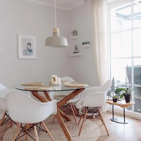 Lage Mit Warnowblick - Grosser Balkon, Zwei Schlafzimmer, Aufzug, Stellplatz شقة *