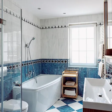 Lage Mit Warnowblick - Grosser Balkon, Zwei Schlafzimmer, Aufzug, Stellplatz روستوك