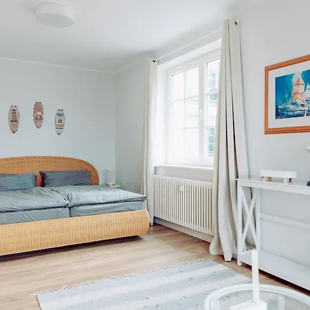 Lage Mit Warnowblick - Grosser Balkon, Zwei Schlafzimmer, Aufzug, Stellplatz *