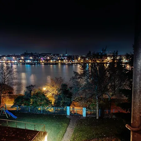 Lage Mit Warnowblick - Grosser Balkon, Zwei Schlafzimmer, Aufzug, Stellplatz * ロストック